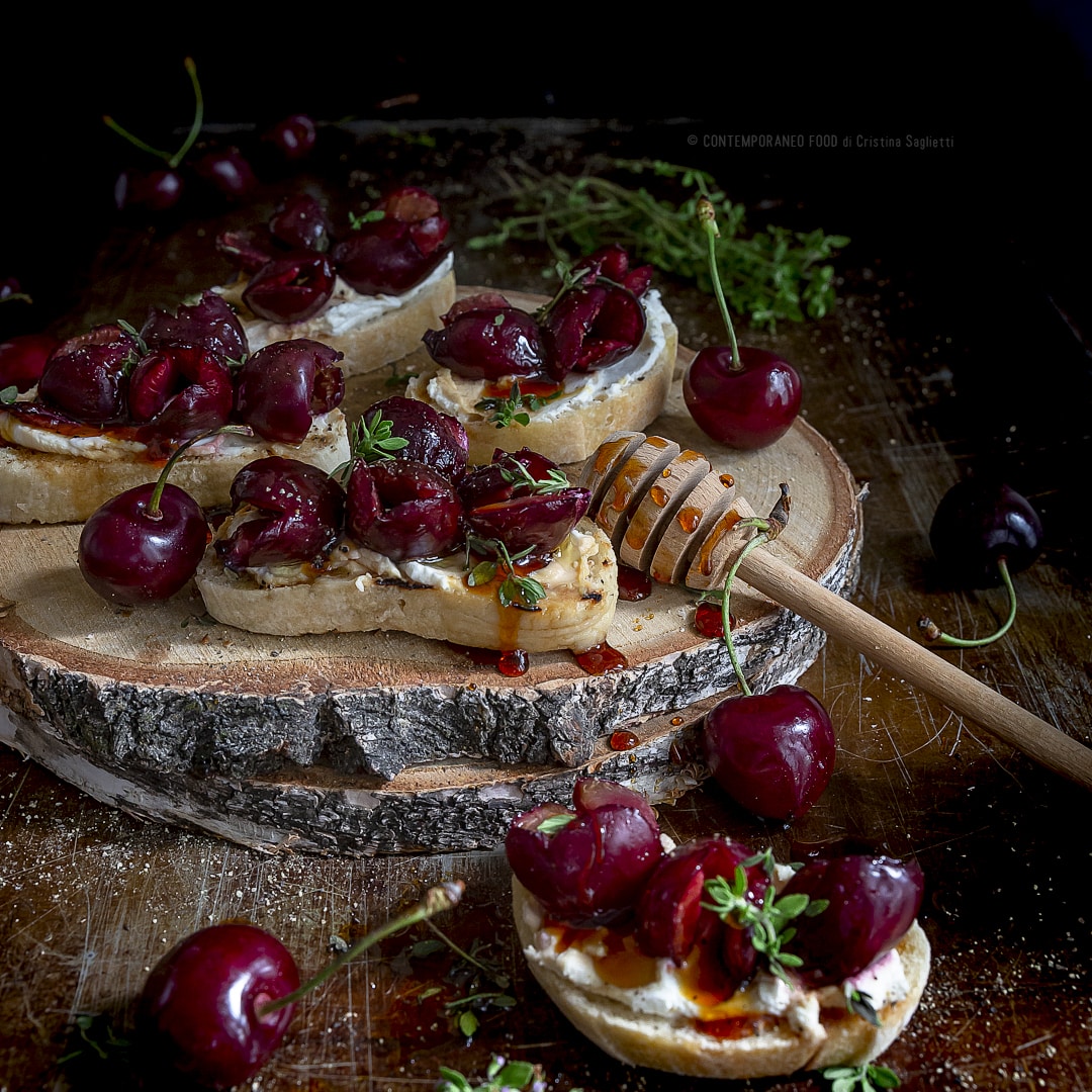 ciliegie-al-forno-al-timo-e-pepe-affumicato-con-ricotta-di-bufala-miele-ricetta-facile-crostini-brunch-merenda-contemporaneo-food