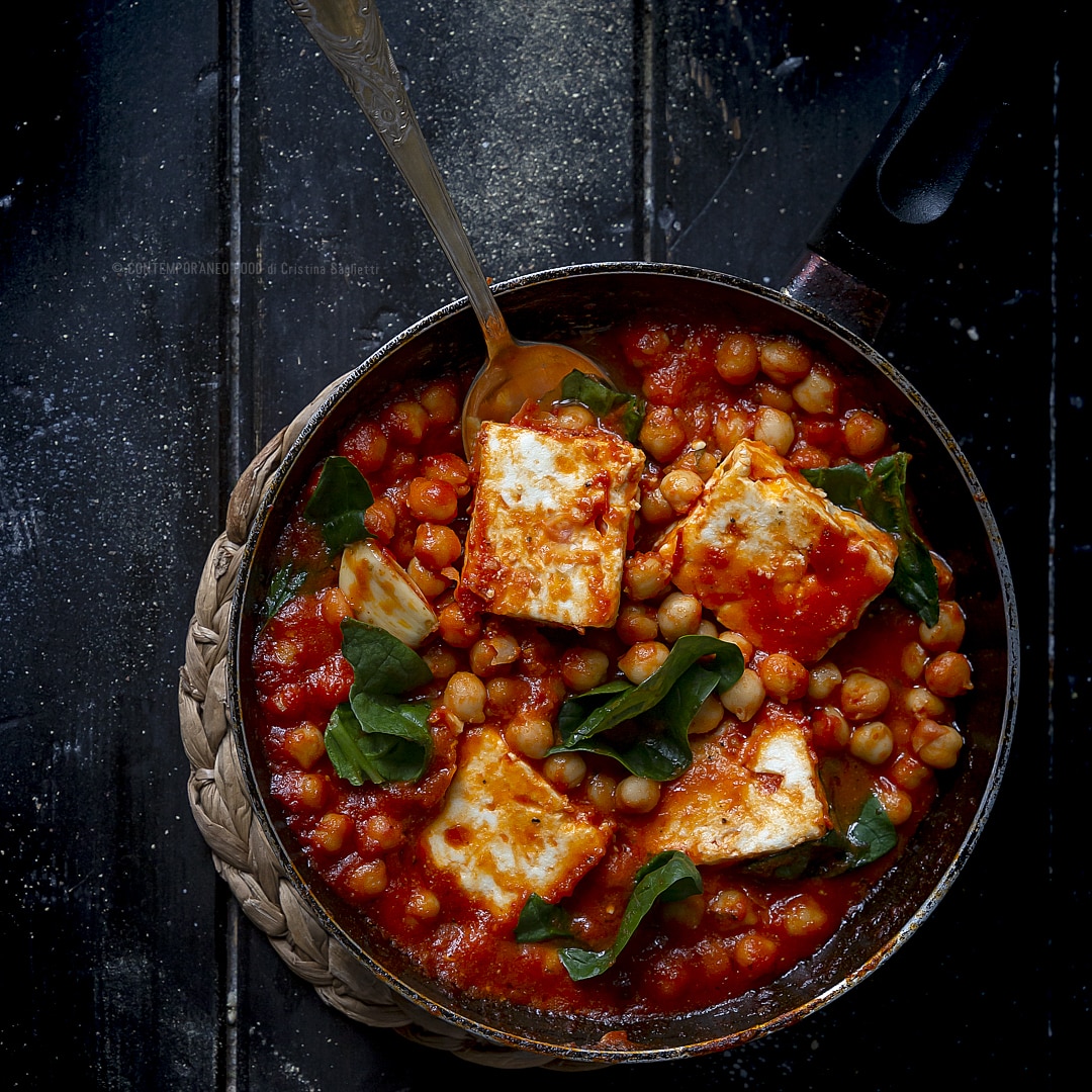 Immagine: Feta greca al pomodoro con ceci e spinaci