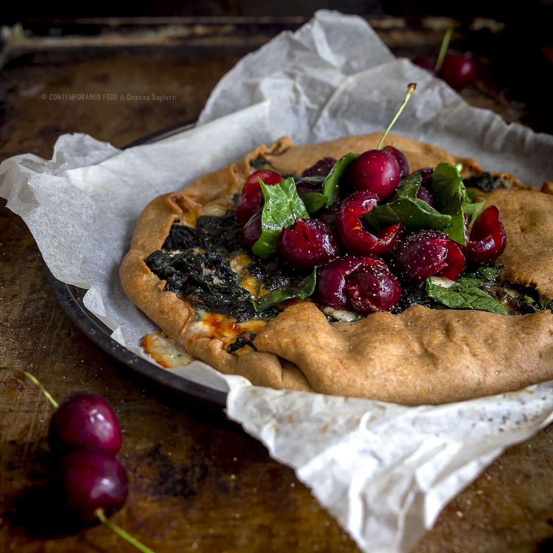 galette-salata-alla-farina-di-farro-con-gorgonzola-spinaci-insalata-di-ciliegie-e-spinaci-piatto-unico-vegetariano-contemporaneo-food