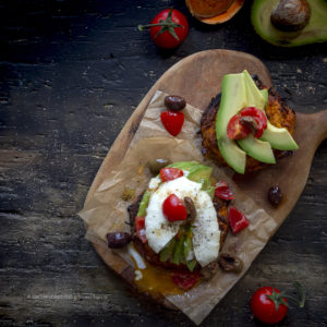 rostì-patate-dolci-avocado-pachino-taggiasche-uovo-poché-piatto-unico-estivo-facile-contemporaneo-food