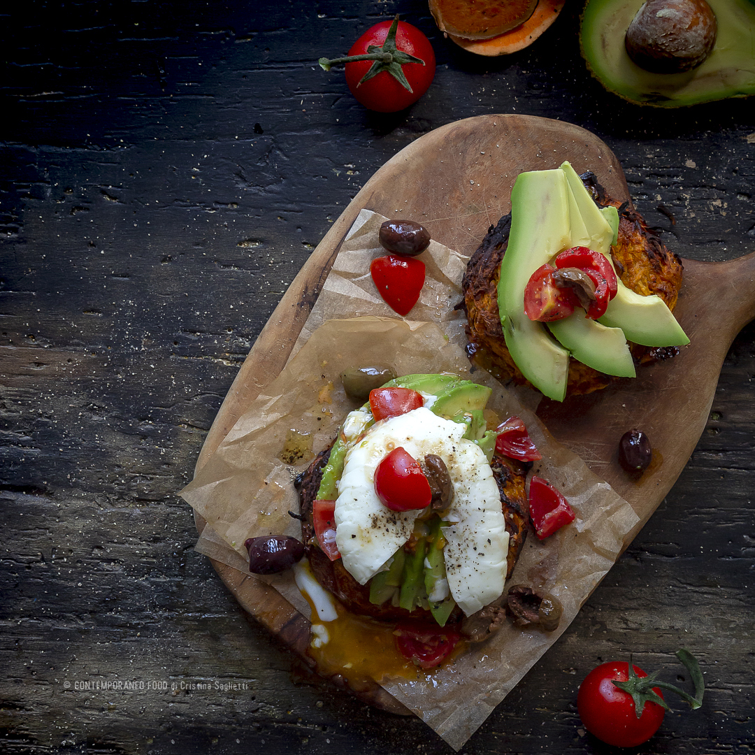 Immagine: Rostì di patate dolci con avocado, insalata di pachino e taggiasche e uovo poché