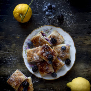 sfoglie-con crema-di-ricotta-e-mascarpone-al-limone-con-mirtilli-e-more-ricetta-facile-dolce-estivo-contemporaneo-food