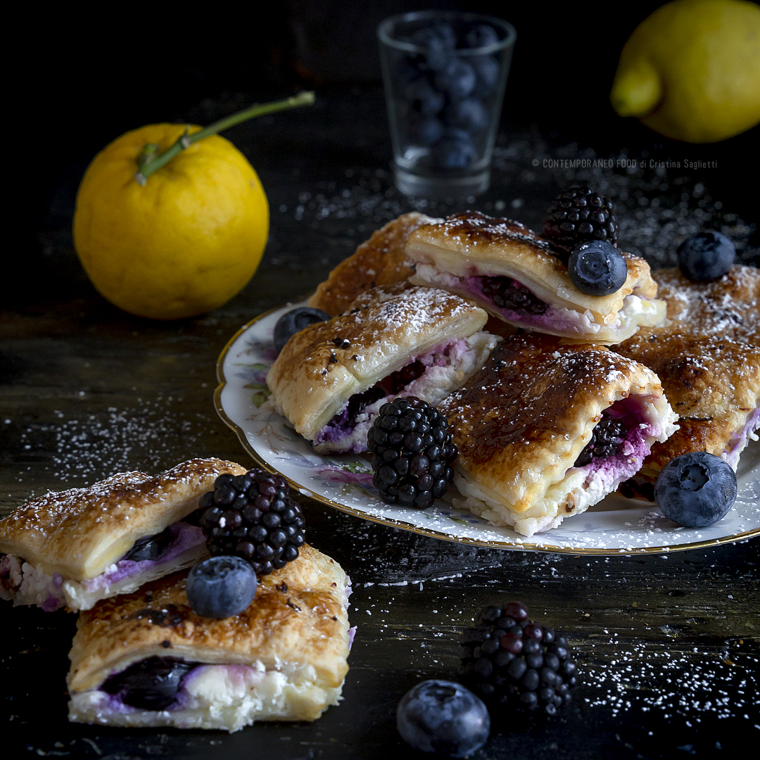 sfoglie-con crema-di-ricotta-e-mascarpone-al-limone-con-mirtilli-e-more-ricetta-facile-dolce-estivo-contemporaneo-food