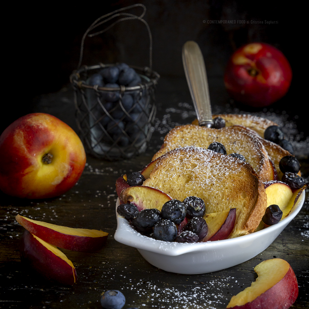 brioche-french-toast-con-pesche-e-mirtilli-al-profumo-di-vaniglia-colazione-dolce-merenda-contemporaneo-food