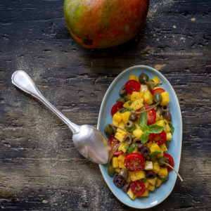 insalata-mango-pachino-fiori-di-cappero-ricetta-facile-estiva-vegetariana-contemporaneo-food