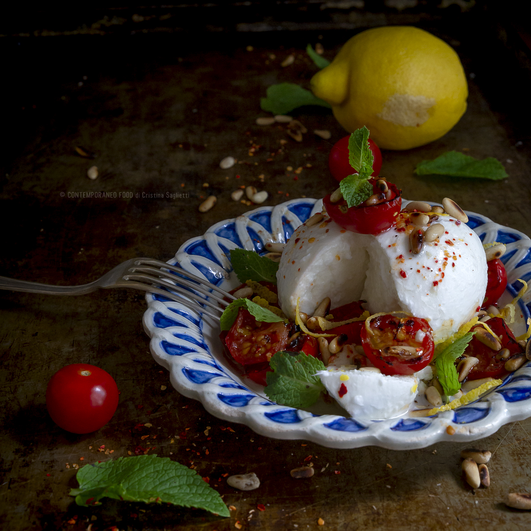 mozzarella-di-bufala-con-pinoli-pachino-arrosto-limone-ricetta-estiva-vegetariana-facile-veloce-contemporaneo-food