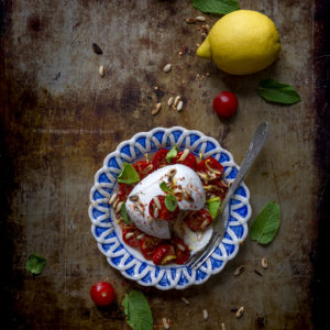 mozzarella-di-bufala-con-pinoli-pachino-arrosto-limone-ricetta-estiva-vegetariana-facile-veloce-contemporaneo-food