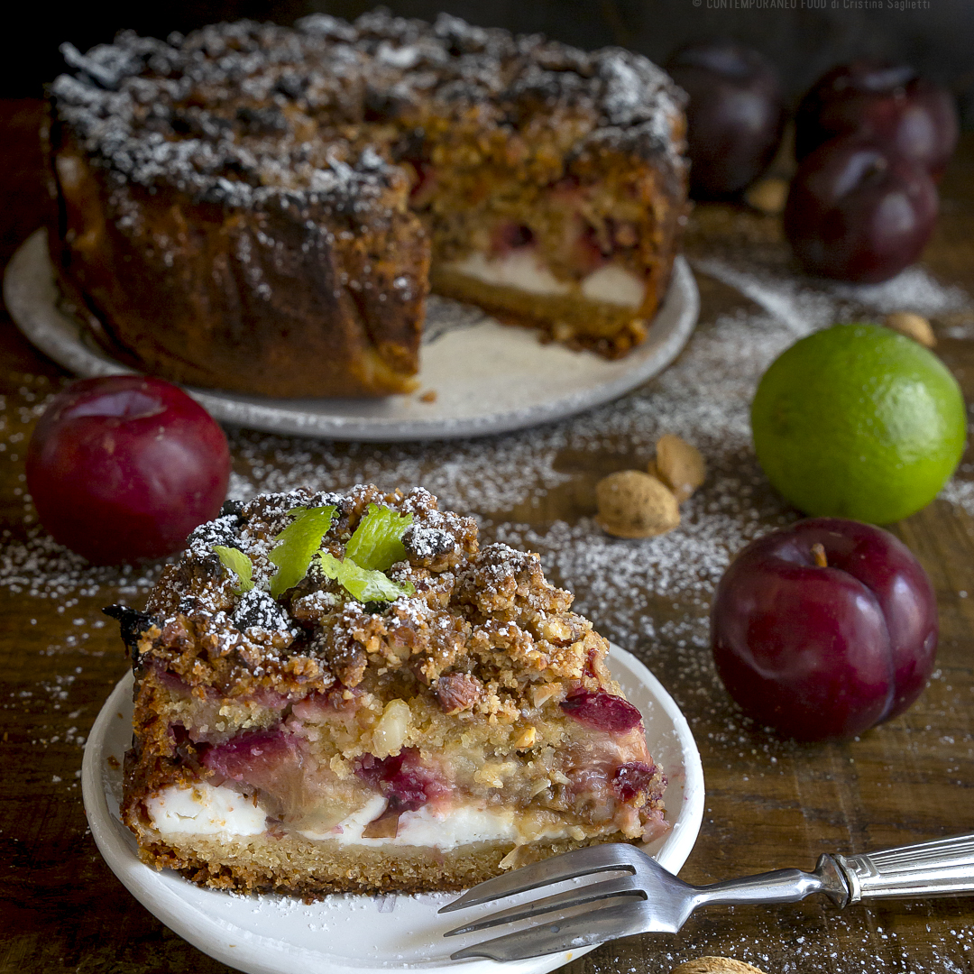 torta-morbida-alle-prugne-ricotta-lime-con-crumble-di-mandorle-dolce-con-la-frutta-contemporaneo-food