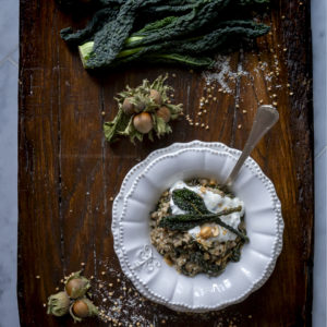 grano-saraceno-decorticato-con-cavolo-nero-nocciole-caprino-primo-piatto-facile-senza-glutine-contemporaneo-food