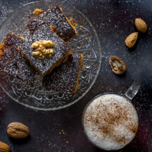 blondies-biscotti-miele-noci-con-cocktail-caldo-karkadé-latte-alla-mandorla-cocktail-contemporaneo-food