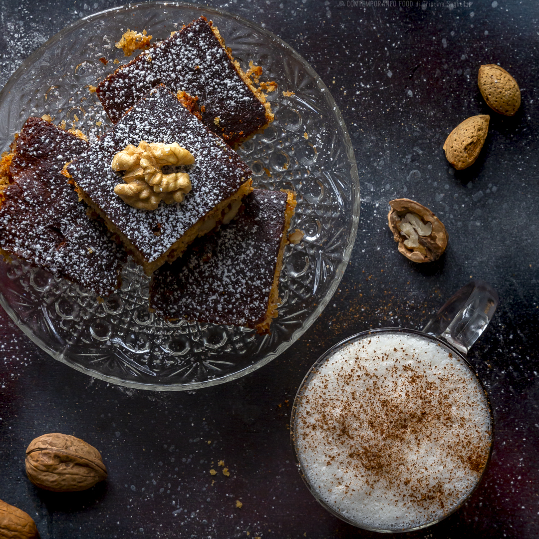 Immagine: Blondies miele e noci con cocktail al Karkadé, latte di mandorla, sciroppo di vaniglia e Rum