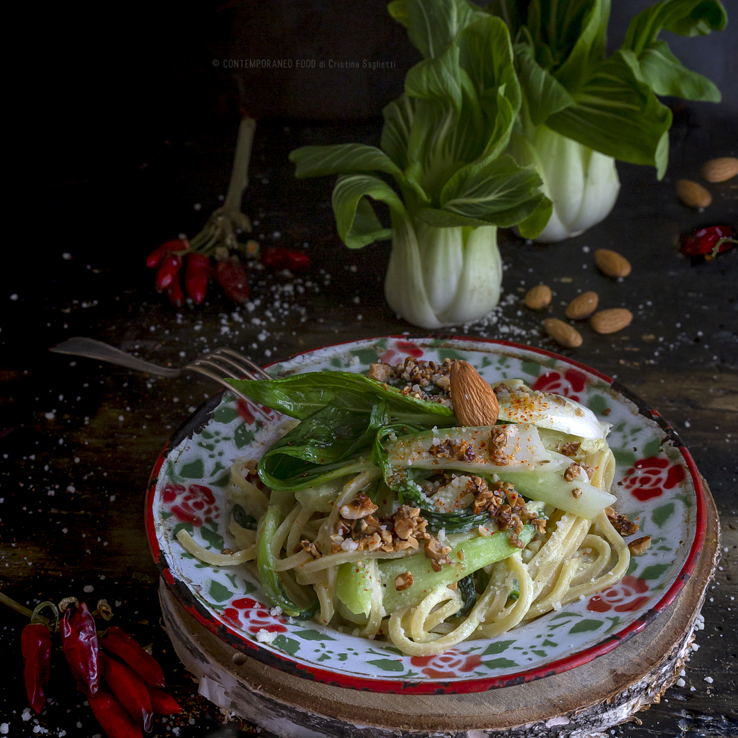 spaghetti-con pak-choi-ricotta-mandorle-fritte-primo-piatto-vegetariano-facile-veloce-contemporaneo-food