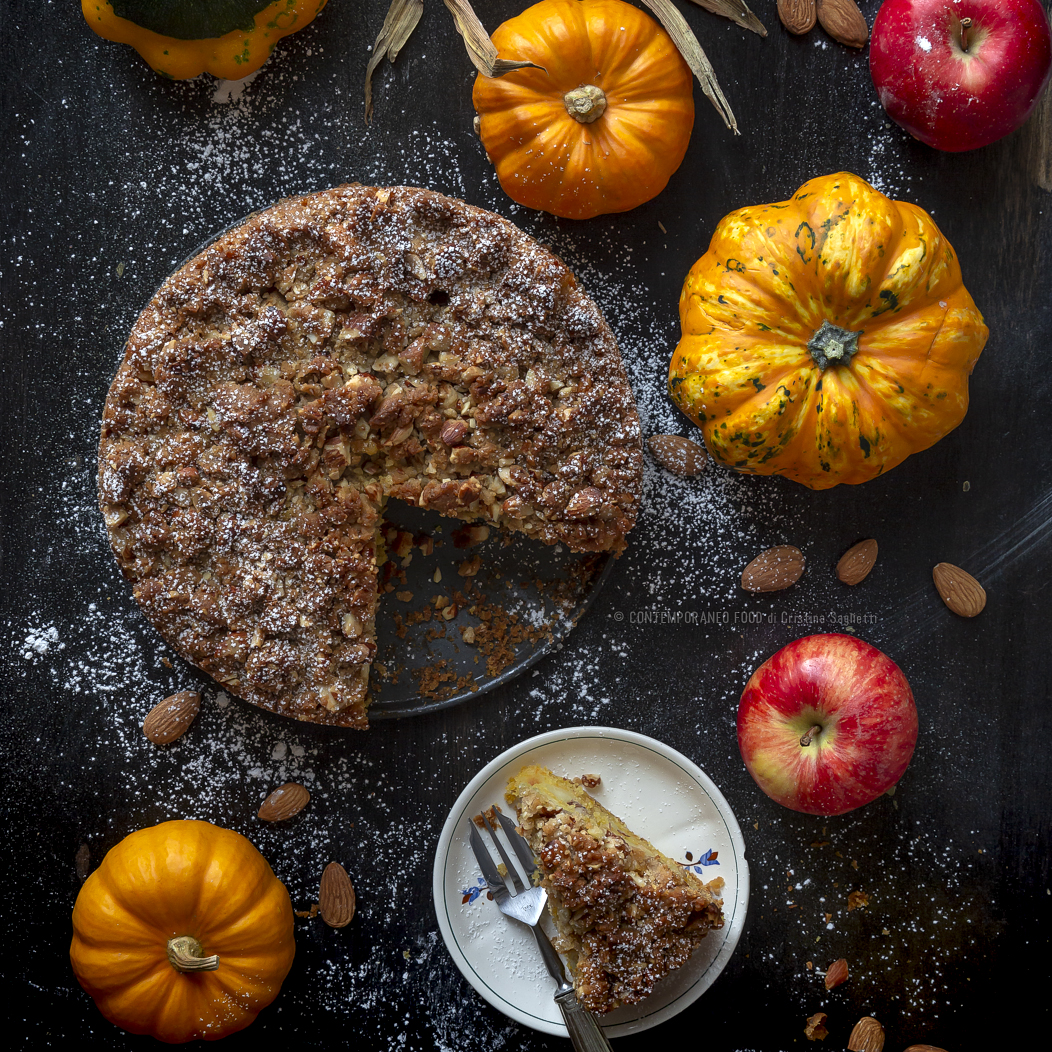 Immagine: Torta sofficissima alla zucca con mele e mandorlato alla vaniglia e cannella