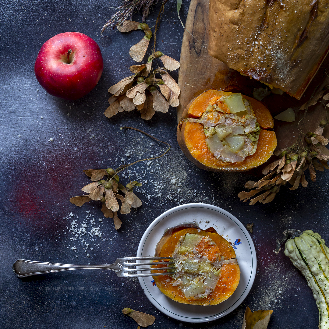 Immagine: Zucca ripiena al forno con verza, salsiccia, mele e Camembert