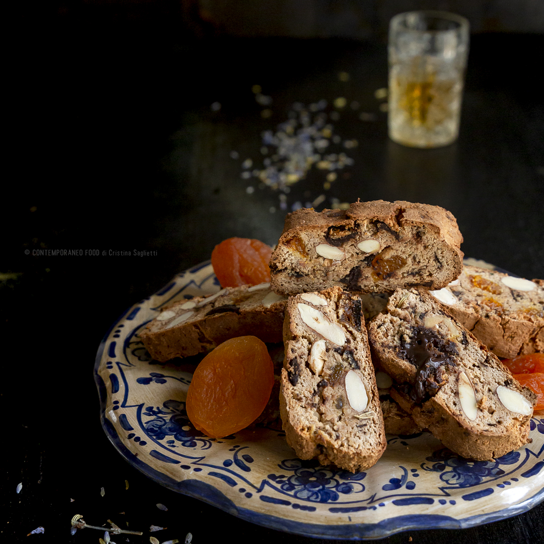 cantucci-farina-di-castagne-farro-cioccolato-mandorle-finocchio-lavanda-biscotti-facili-contemporaneo-food