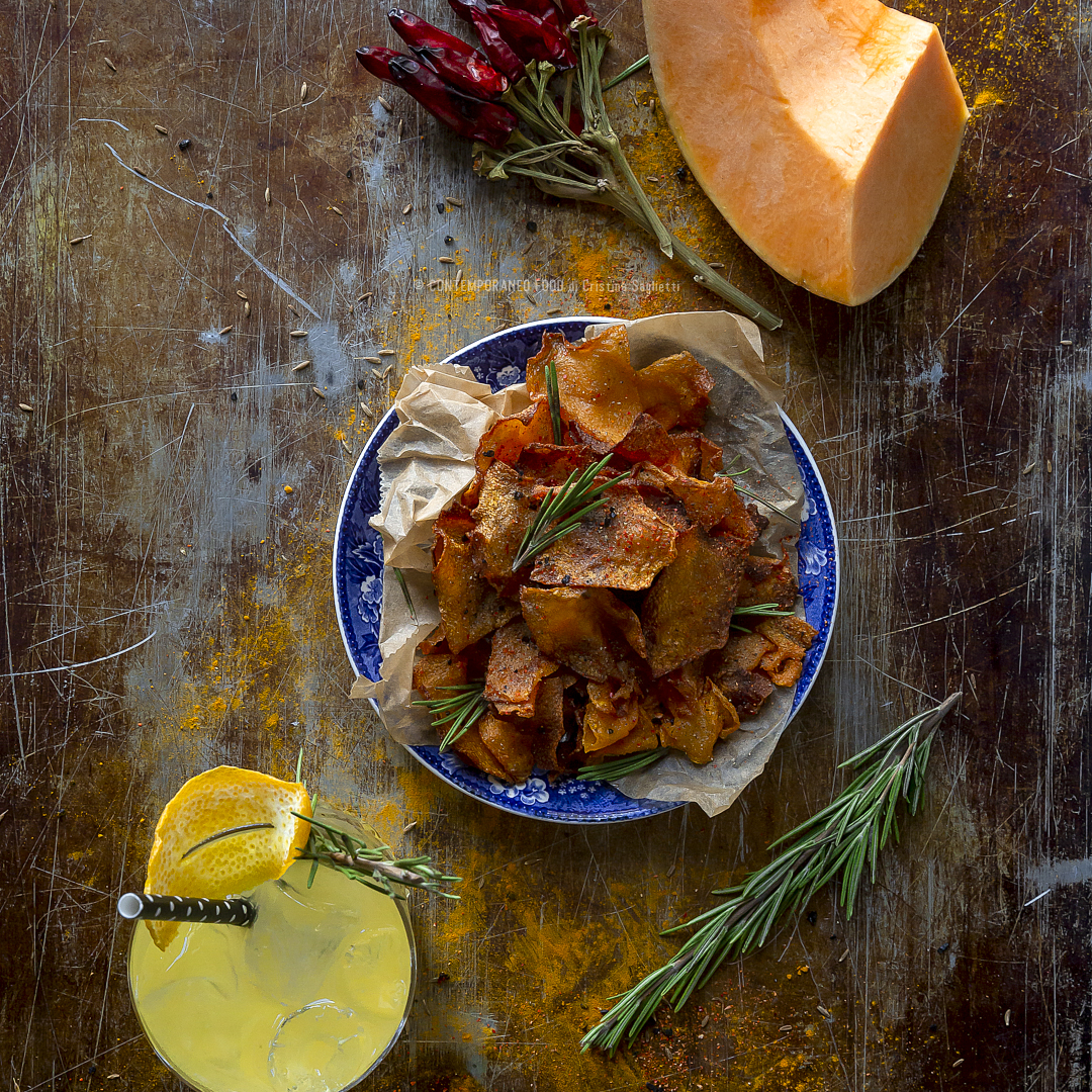 Immagine: Chips di zucca speziata con cocktail al Gin, Prosecco, spremuta di arancia e sciroppo al rosmarino