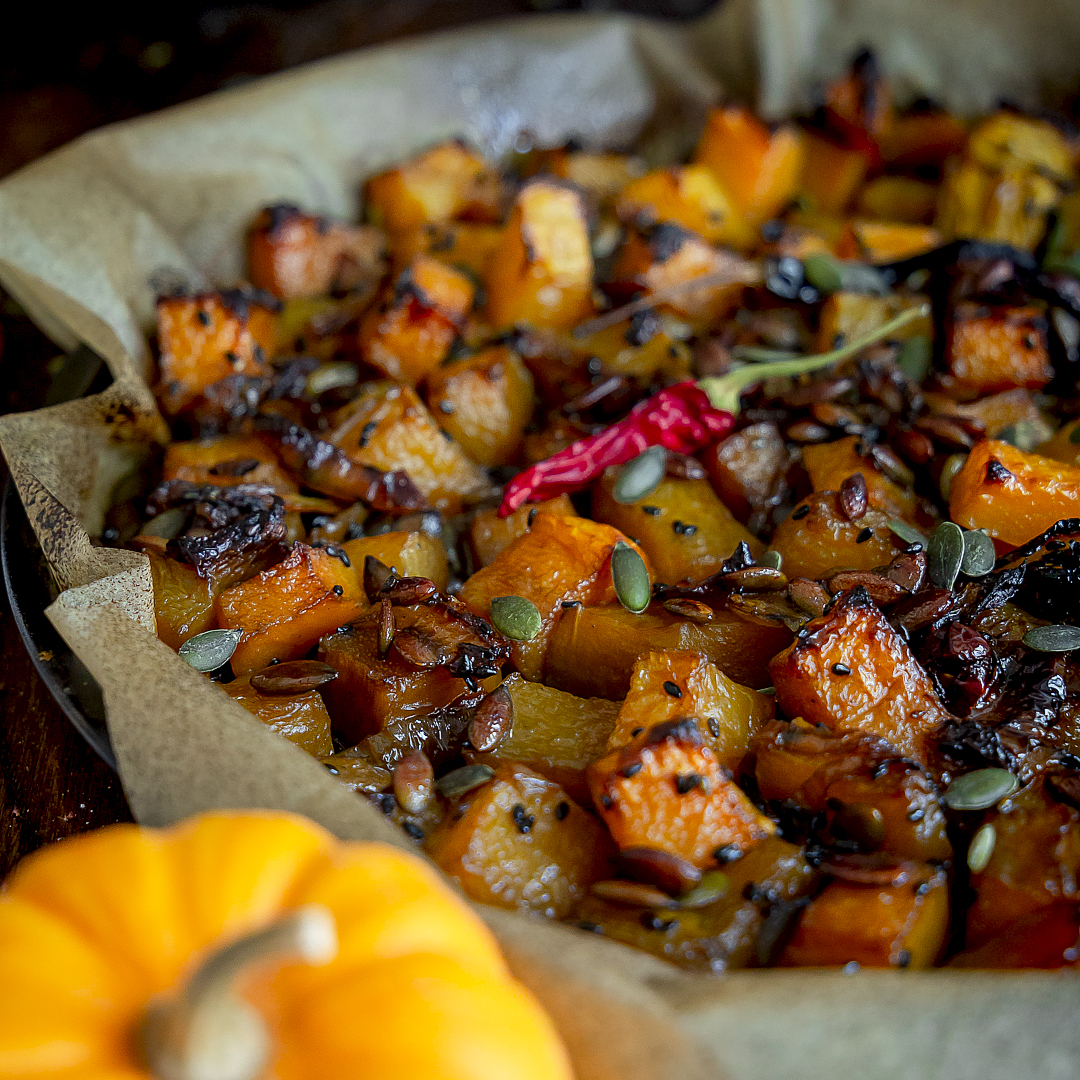 zucca-al-forno-al cardamomo-con-semi-di-zucca-peperoncino-contorno-contemporaneo-food