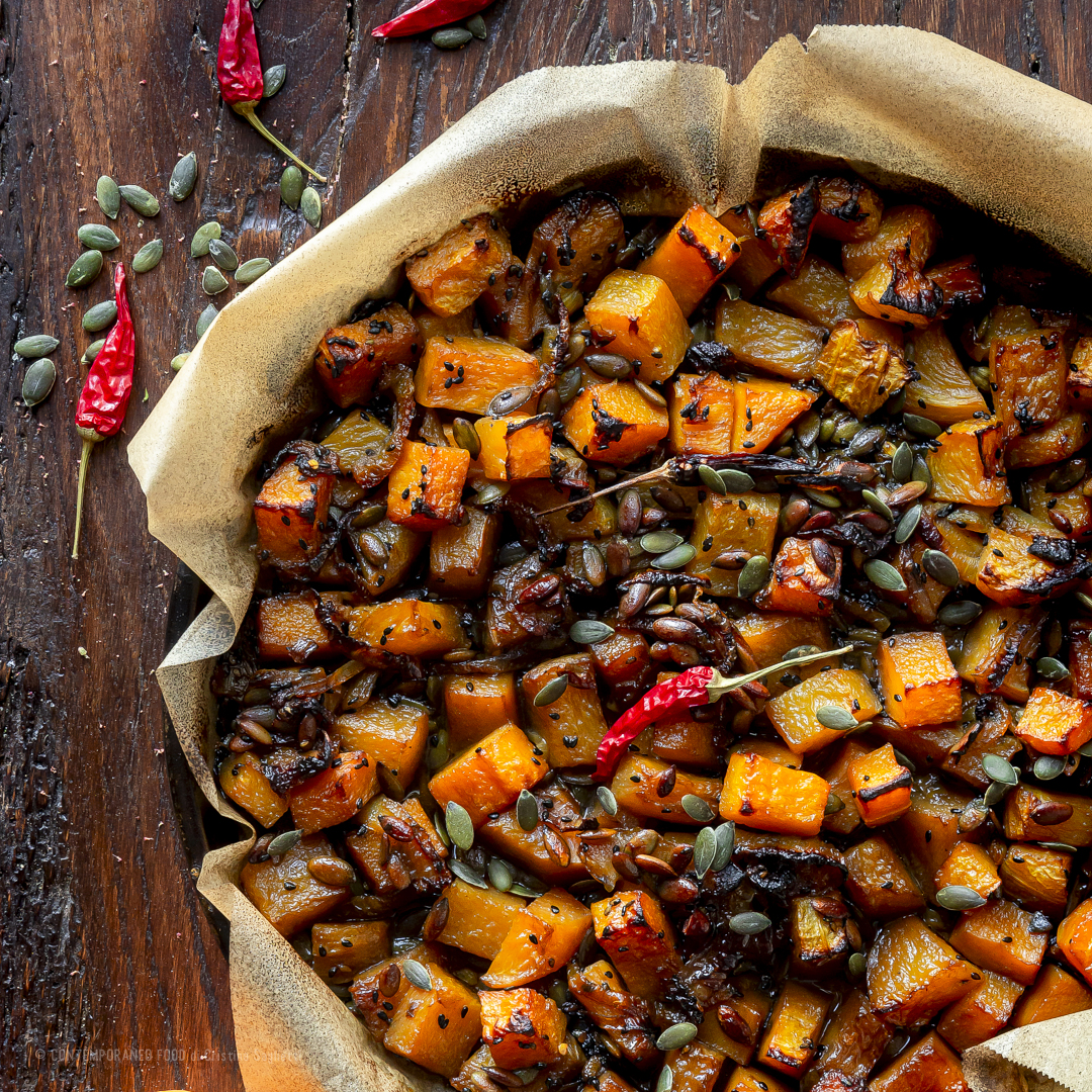 Immagine: Zucca al forno piccantina al cardamomo e zafferano con semi di zucca e sesamo nero