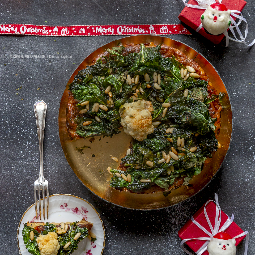 Immagine: Torta di cavolfiore arrosto con cavolo kale e pinoli croccanti al miele speziato