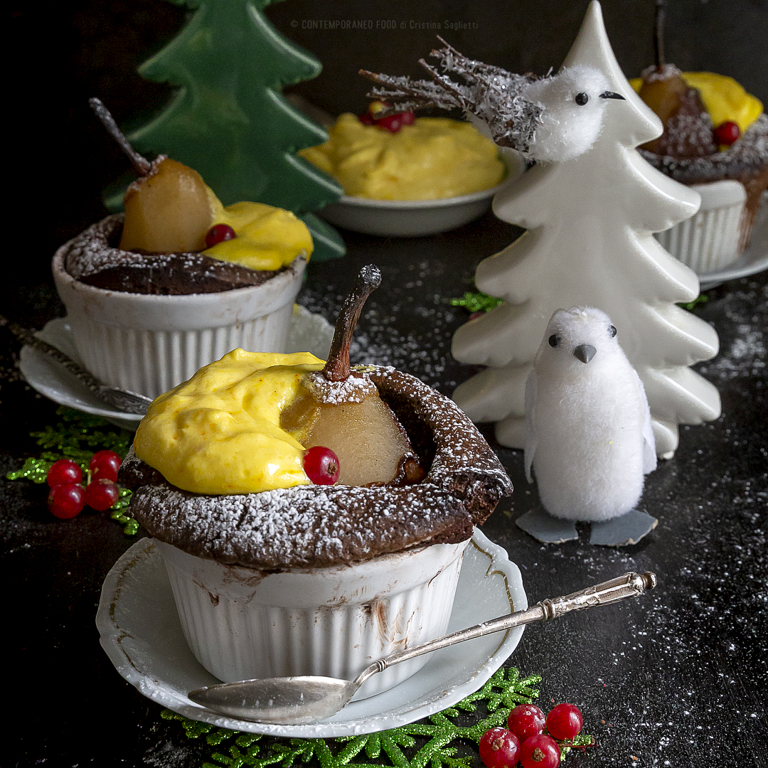 tortini-cioccolato-cardamomo-con-pere-cotte-al-Cointreau-mascarpone-vaniglia-zafferano-dolce-di-natale-contemporaneo-food