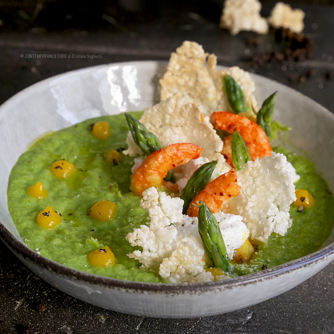 crema-di-asparagi-con-gamberi-spadellati-coulis-di-mango-cialde-di-riso-croccanti-primo-facile-leggero-contemporaneo-food