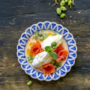 ile-flottant-salata-con-pecorino-trota-salmonata-fave-fresche-antipasto-di-pesce-contemporaneo-food