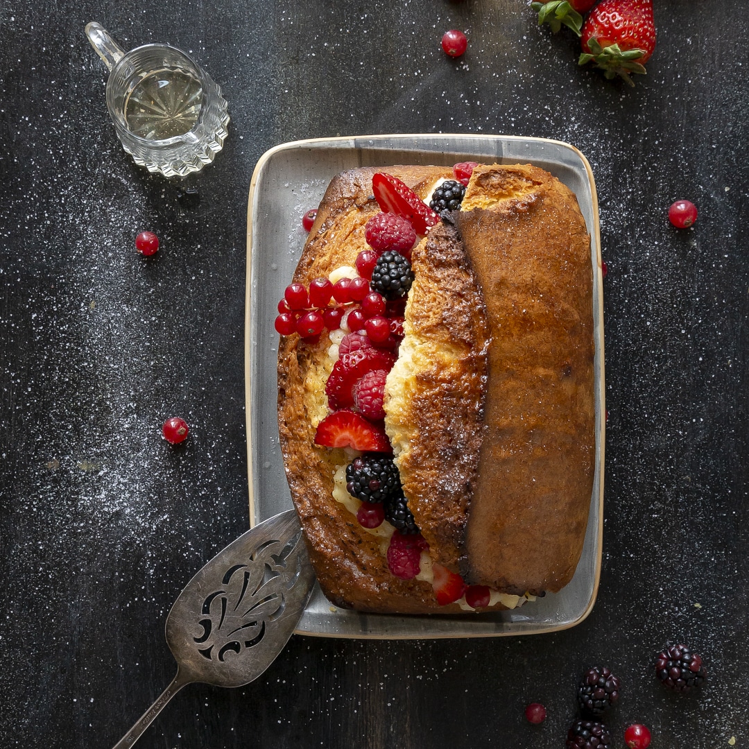 Immagine: Plumcake soffice alla vaniglia farcito con creme brulée, frutta fresca e bagna a rum