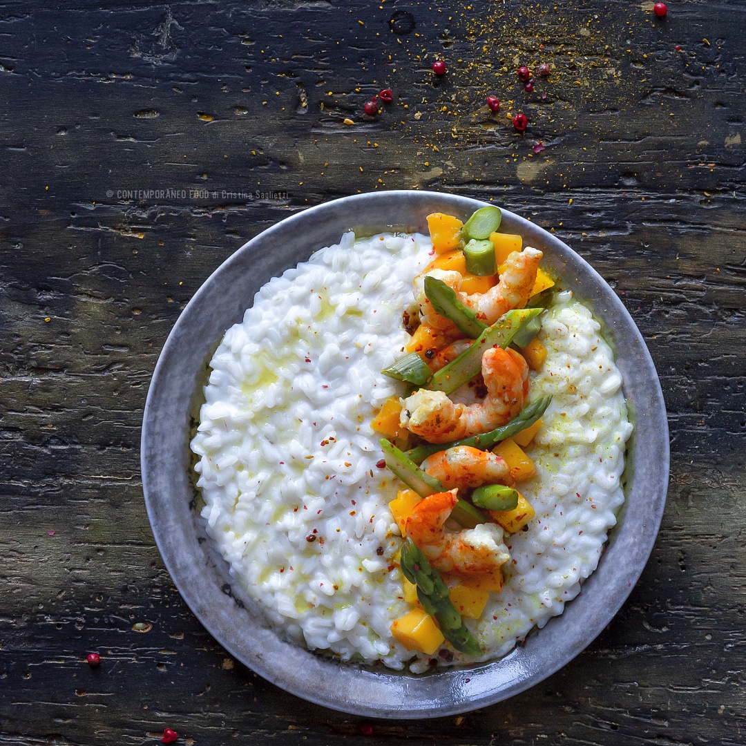 Immagine: Risotto alla ricotta con gamberi saltati al curry, asparagi e cubetti di mango