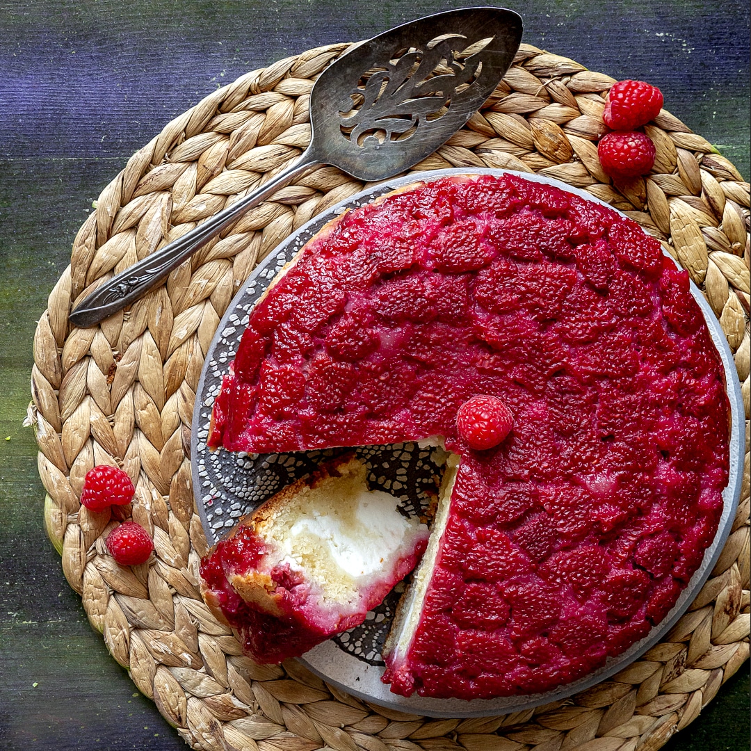 Immagine: Torta soffice rovesciata ai lamponi e vaniglia con farina di mandorle e ricotta al profumo di scorza di arancia