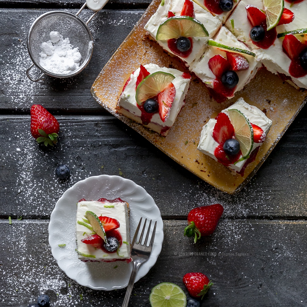 Immagine: Torta allo yogurt greco e cocco senza uova con fragole e lime