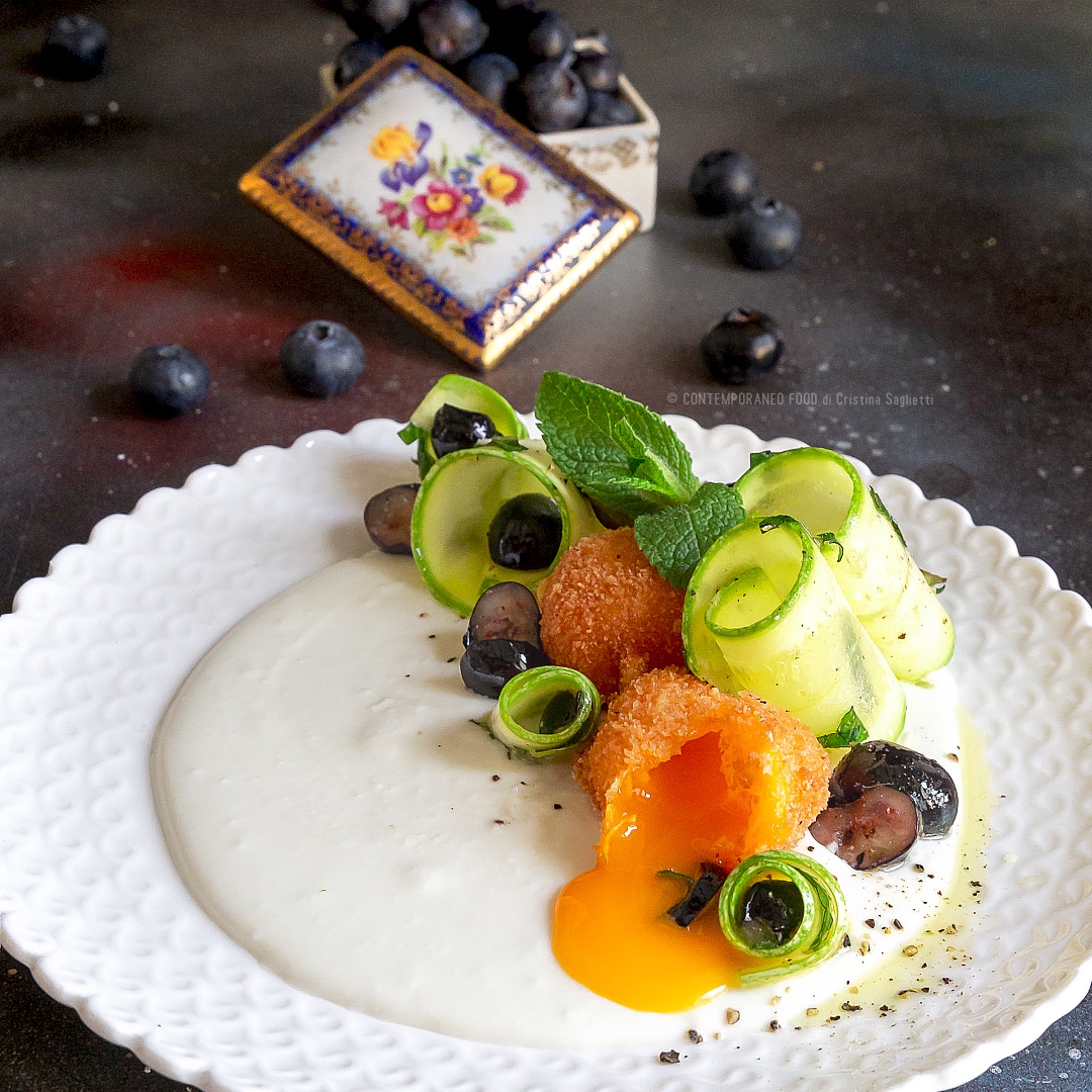 tuorlo-fritto-su-crema-di-feta-insalata-zucchine-mirtilli-menta-antipasto-leggero-vegetariano-contemporaneo-food