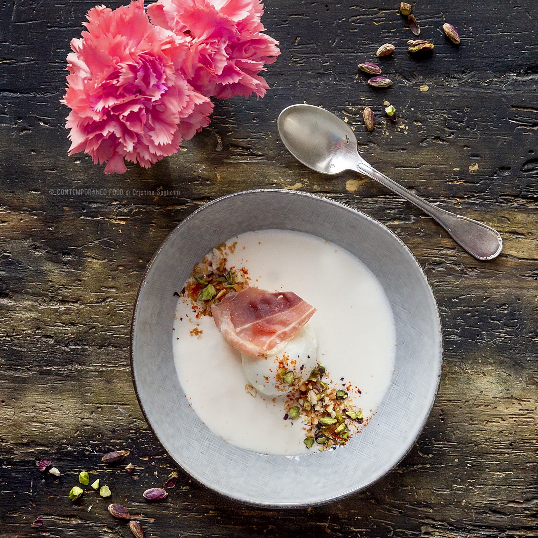 Immagine: Uovo barzotto su vellutata di parmigiano, pistacchio di Bronte, crumble piccante e speck