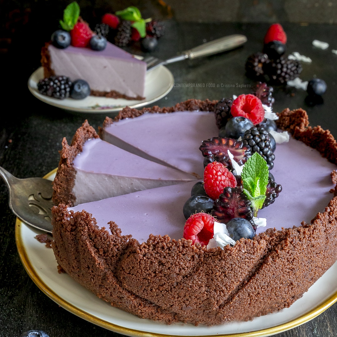 torta-panna-cotta-ai-mirtilli-e-base-al-cioccolato-senza-cottura-dolce-facile-merenda-contemporaneo-food