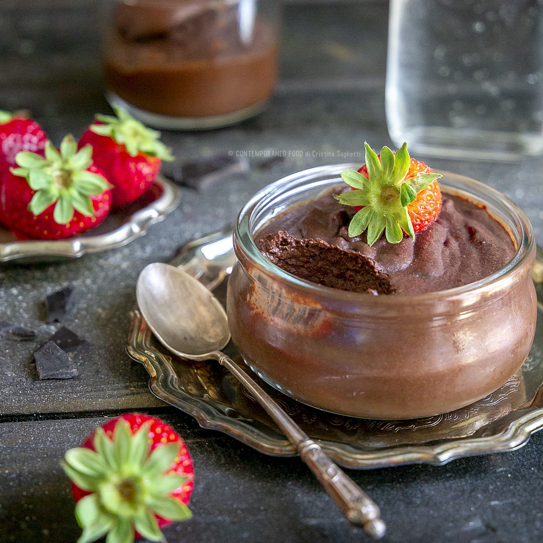 mousse-cioccolato-fondente-solo-acqua-eritriolo-ricetta-fit-spuntino-pre-allenamento-senza-zucchero-senza-uova-senza-latticini-contemporaneo-food