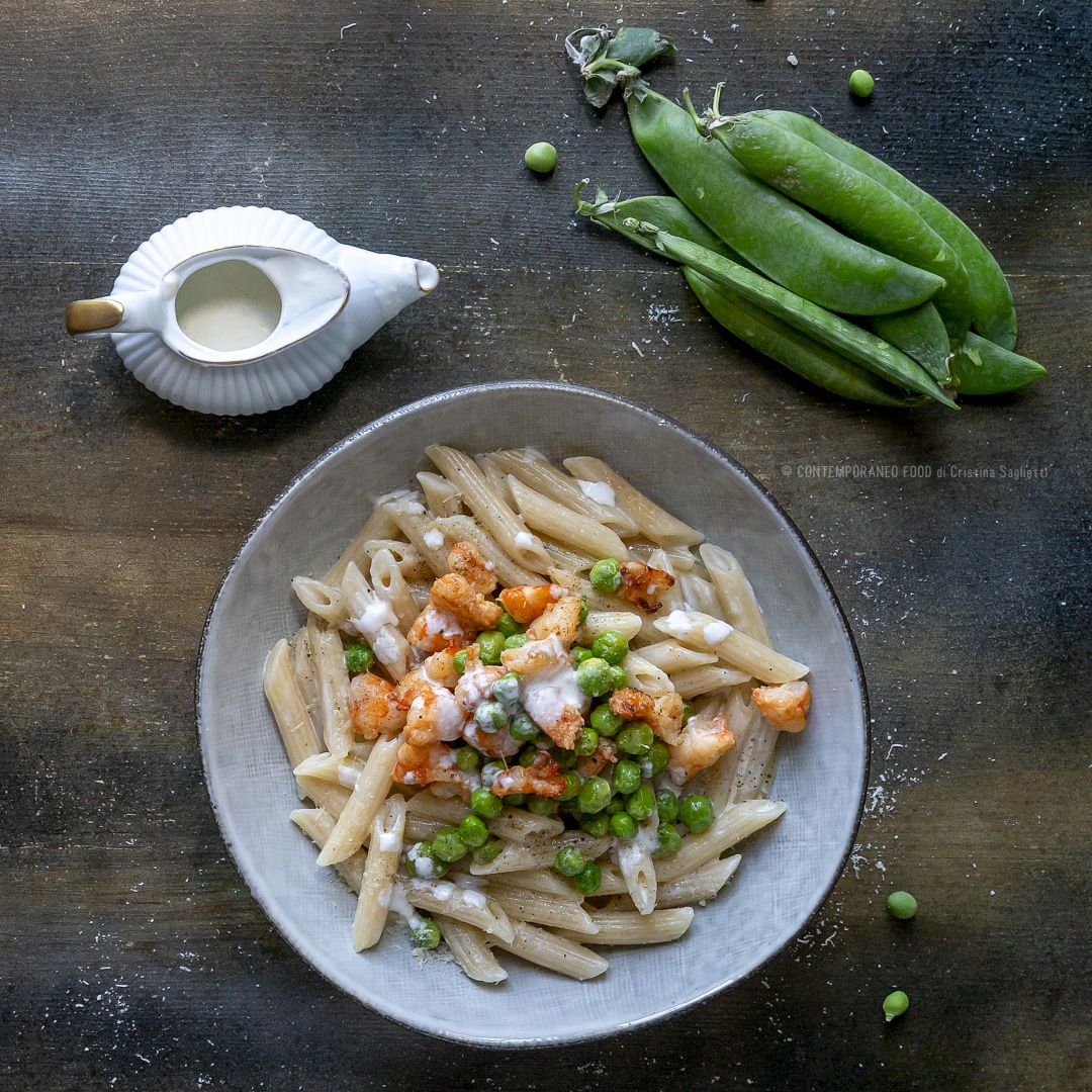 Immagine: Pasta con crema di parmigiano, piselli e gamberi spadellati