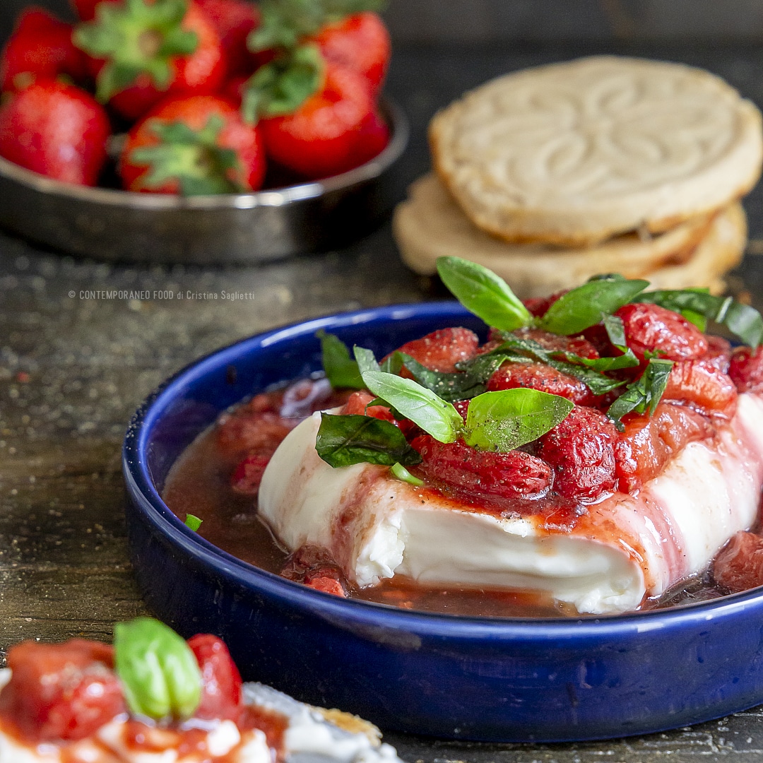 stracchino-marinato-alle-fragole-basilico-antipasto-estivo-con-frutta-contemporaneo-food