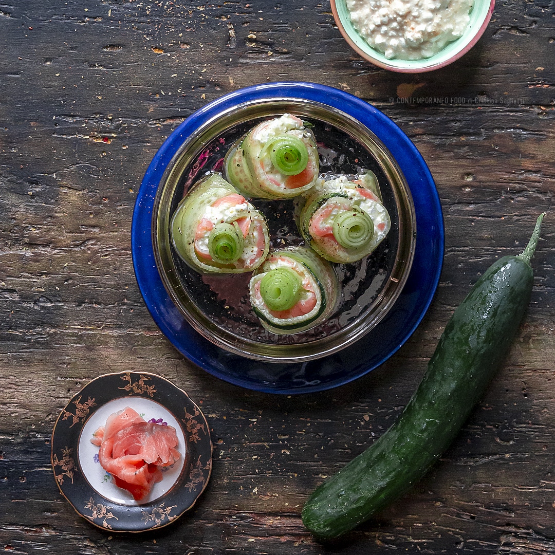 Immagine: Rotoli di salmone affumicato, cetriolo marinato e fiocchi di latte