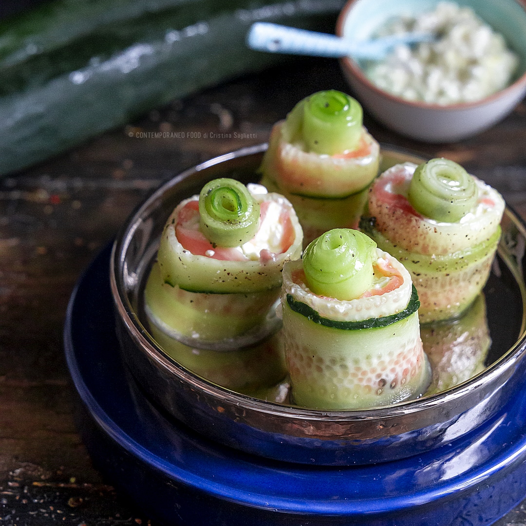 finto-sushi-di-cetriolo-salmone-fiocchi-di-latte-rotoli-facili-ricetta-estiva-veloce-contemporaneo-food