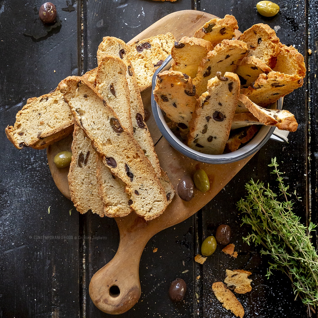 Immagine: Biscotti salati facili con olive, timo e parmigiano