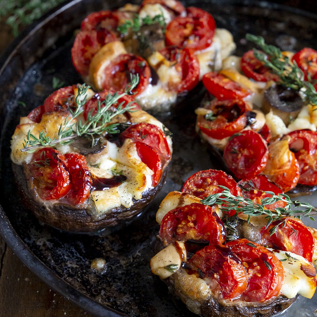 funghi-portobello-al-forno-con-pomodoro-provola-affumicata-secondo-piatto-vegetariano-facile-contemporaneo-food