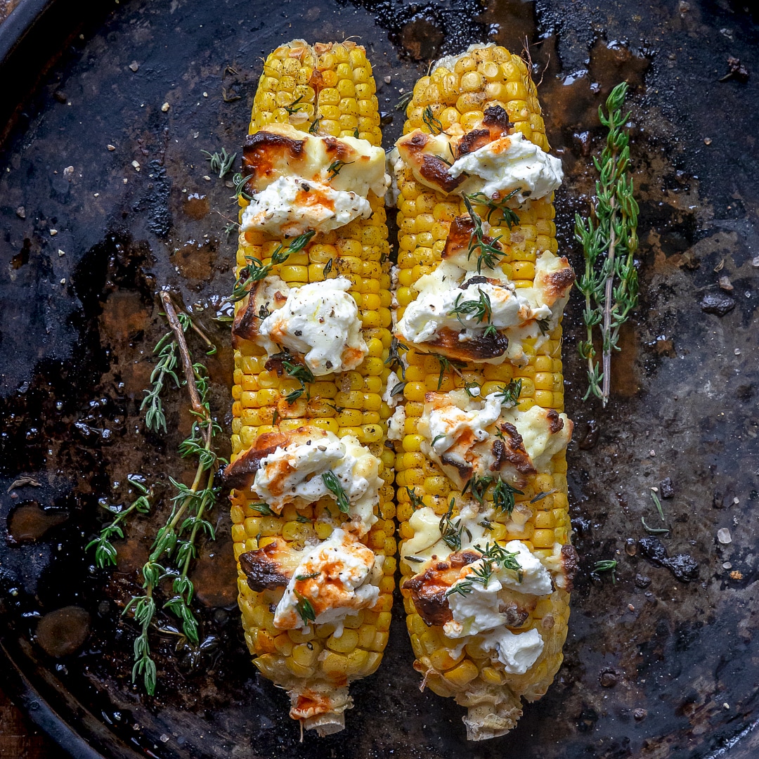 Immagine: Pannocchie di mais al forno con robiola, timo e tabasco