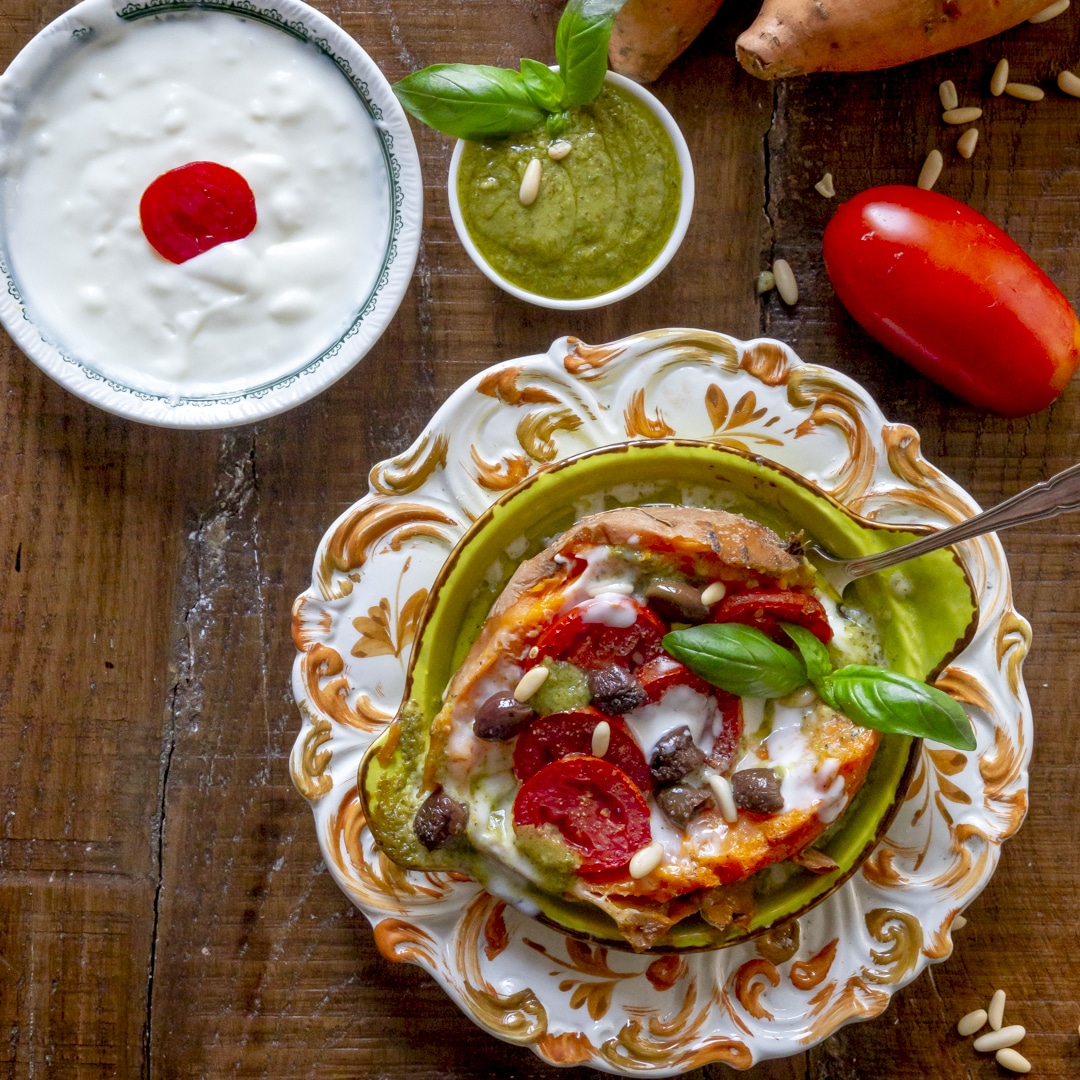 Immagine: Patata dolce al forno ripiena con pesto e provola affumicata fresca