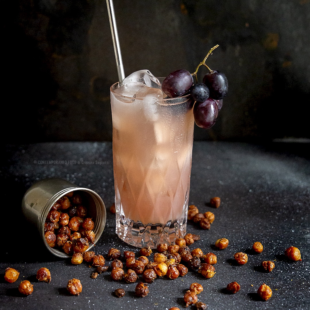 Immagine: Ceci speziati e croccanti al forno con cocktail uva e Gin