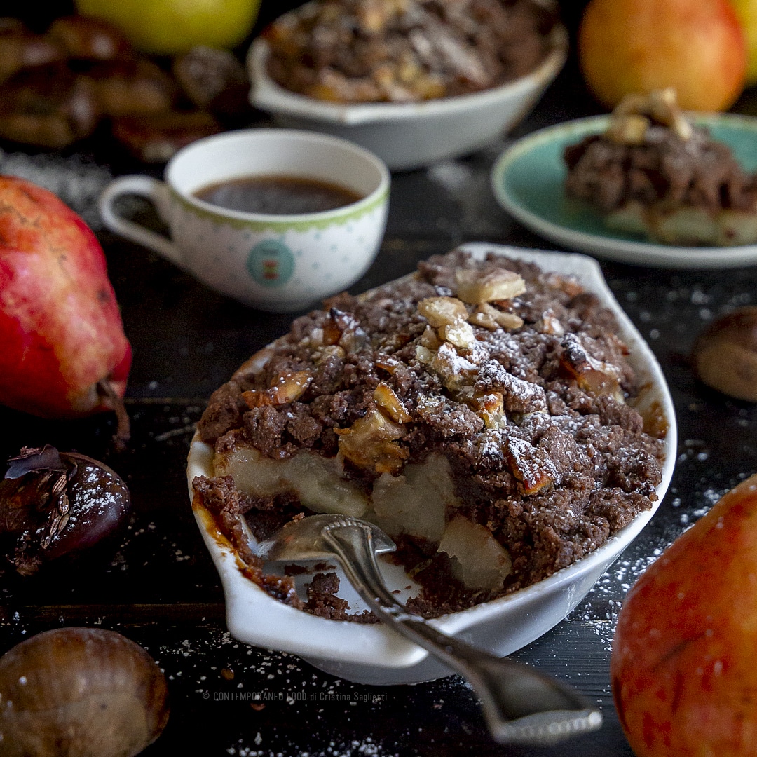 crumble-al-cacao-e castagne-con-pere-al-profumo-limone-dolce-facile-brunch-merenda-contemporaneo-food