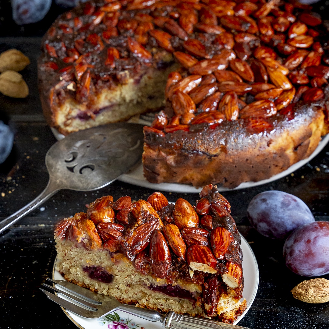 torta-di-mandorle-yogurt-greco-e-prugne-con-croccante-dolce-merenda-facile-contemporaneo-food