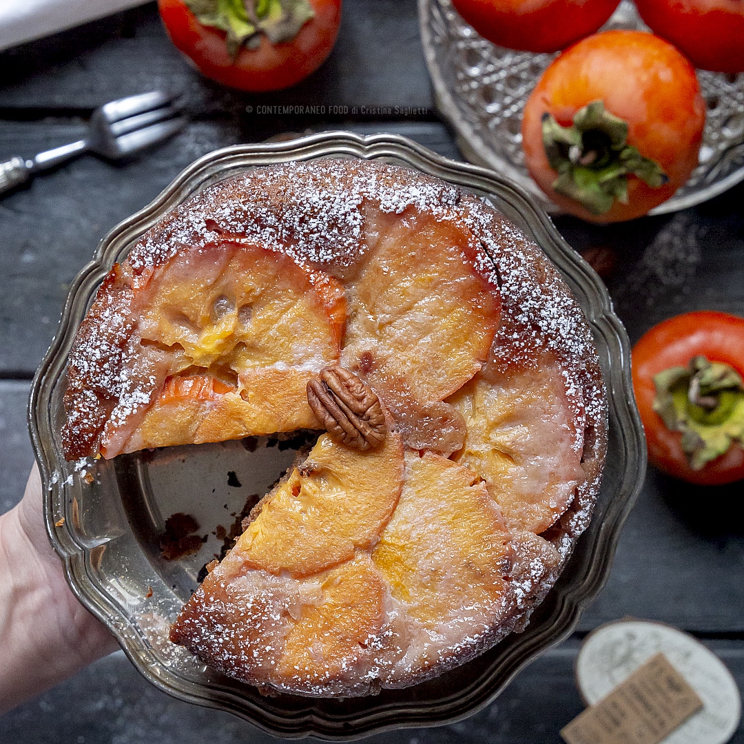 Immagine: Torta blondie rovesciata ai cachi, miele, noci Pecan e Rum