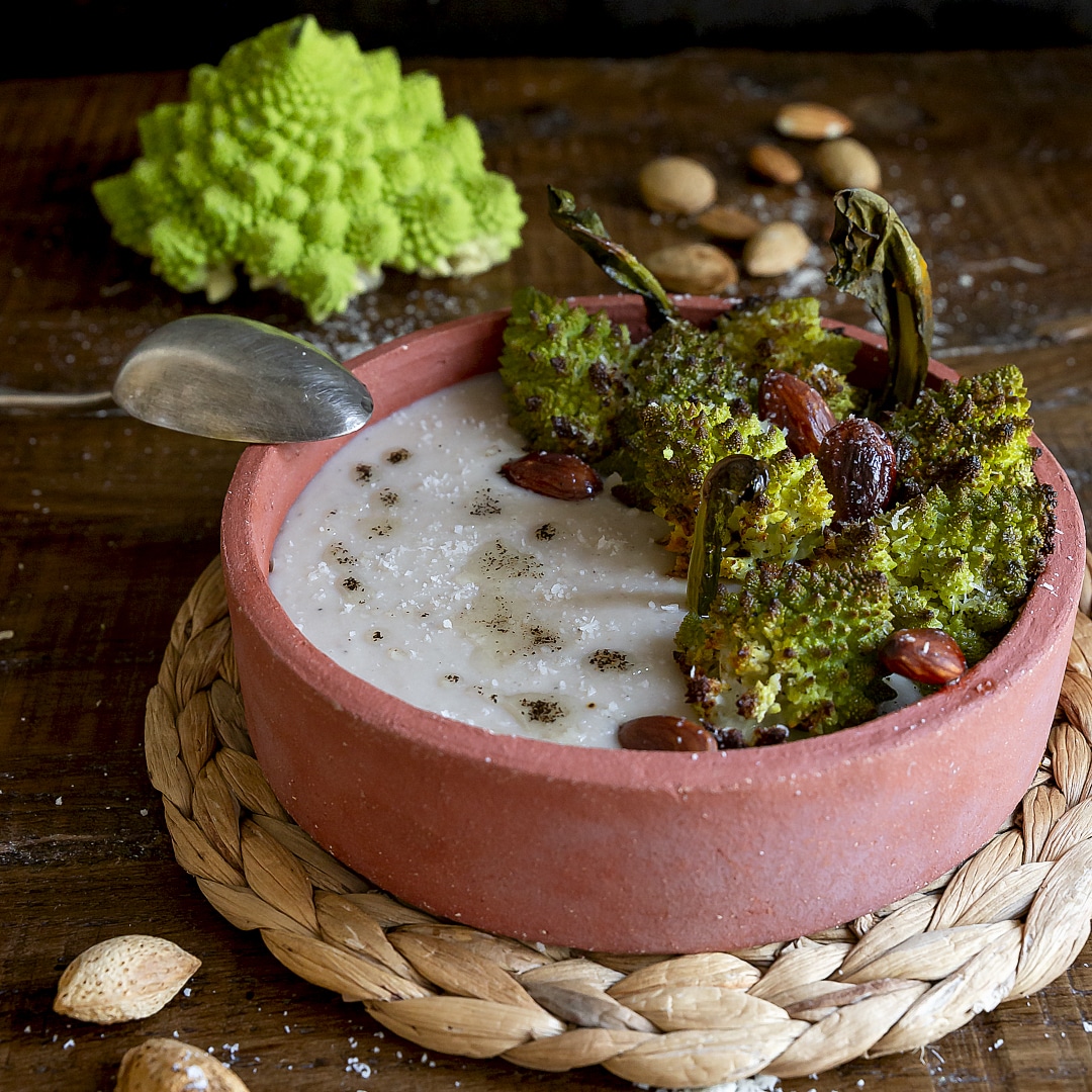 broccolo-romanesco-al-forno-su-crema-cannellini-mandorle-fritte-piatto-vegetariano-contemporaneo-food
