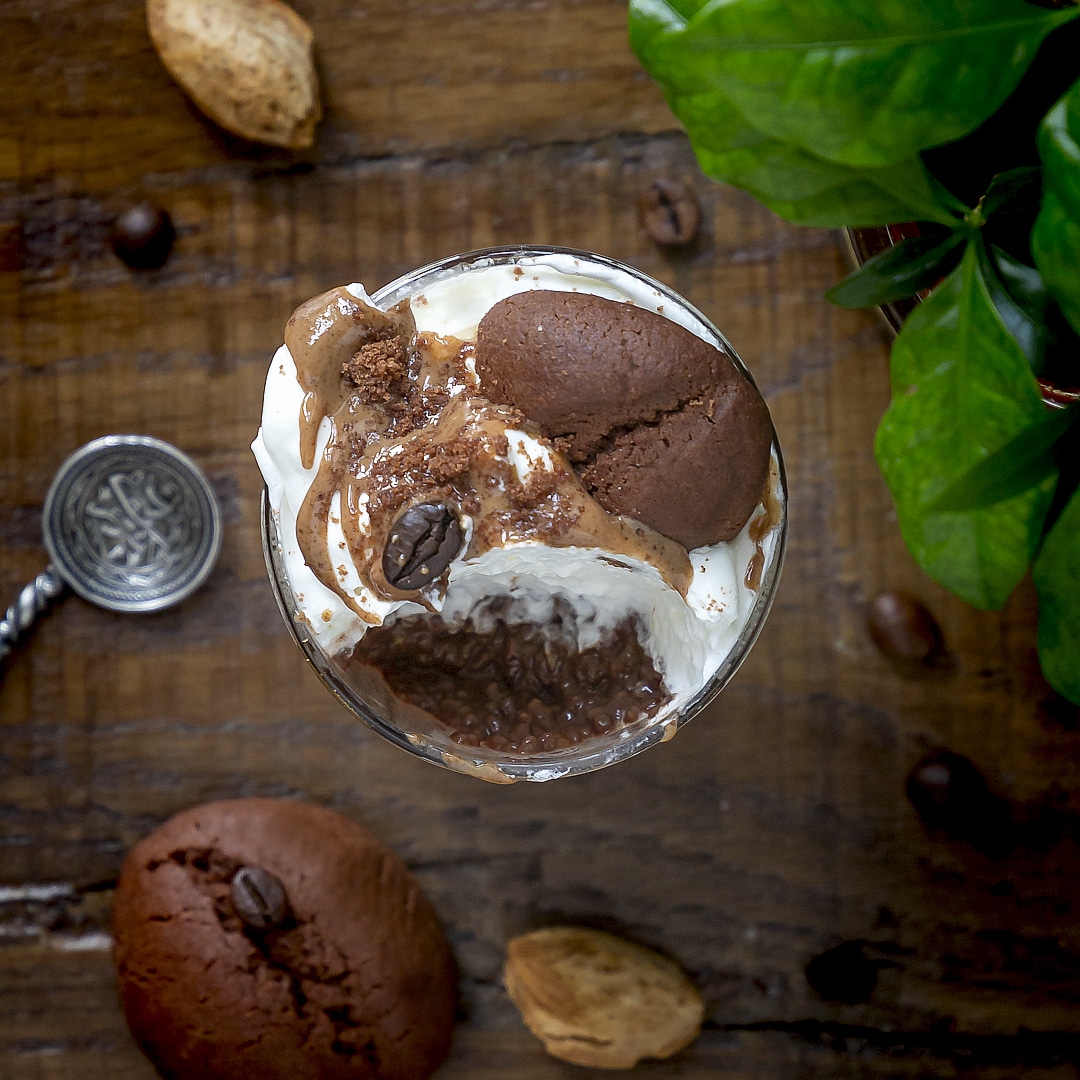 Immagine: Pudding ai semi di Chia, caffé, cacao e latte di mandorla con panna e burro di mandorla