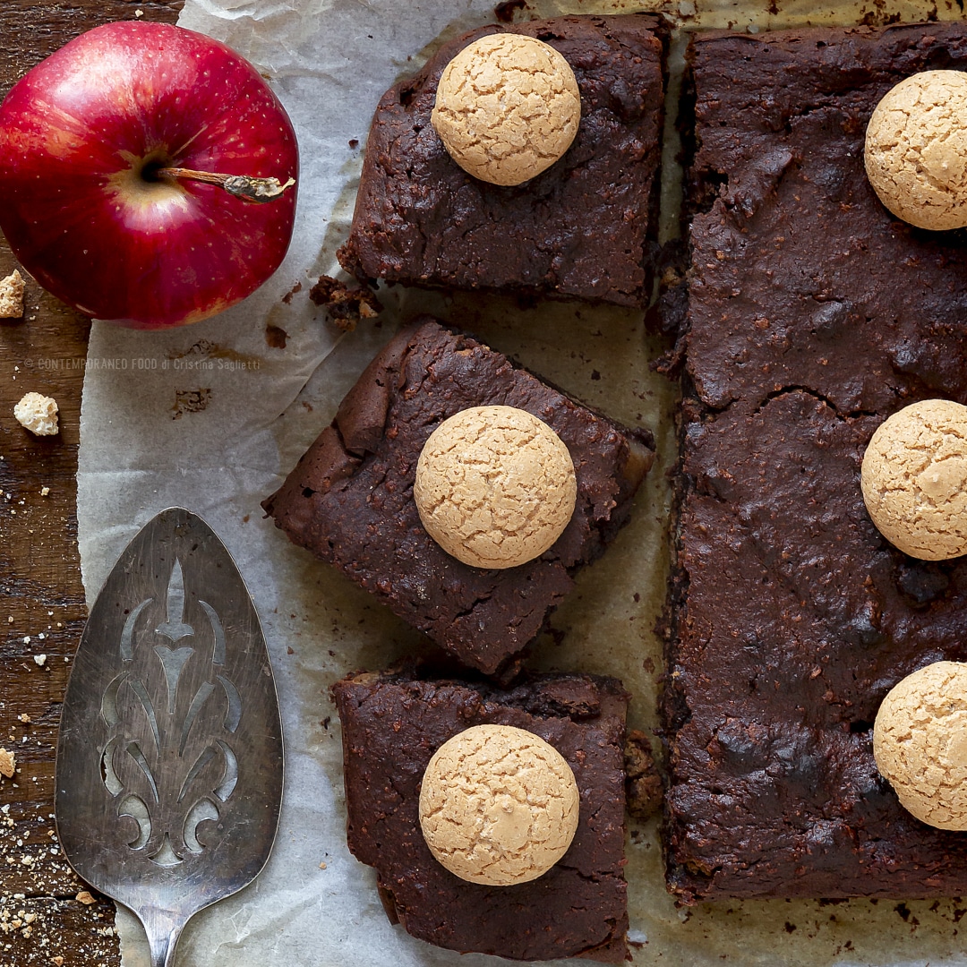Immagine: Torta di mele, amaretti, cioccolato e Rum facilissima e morbidissima
