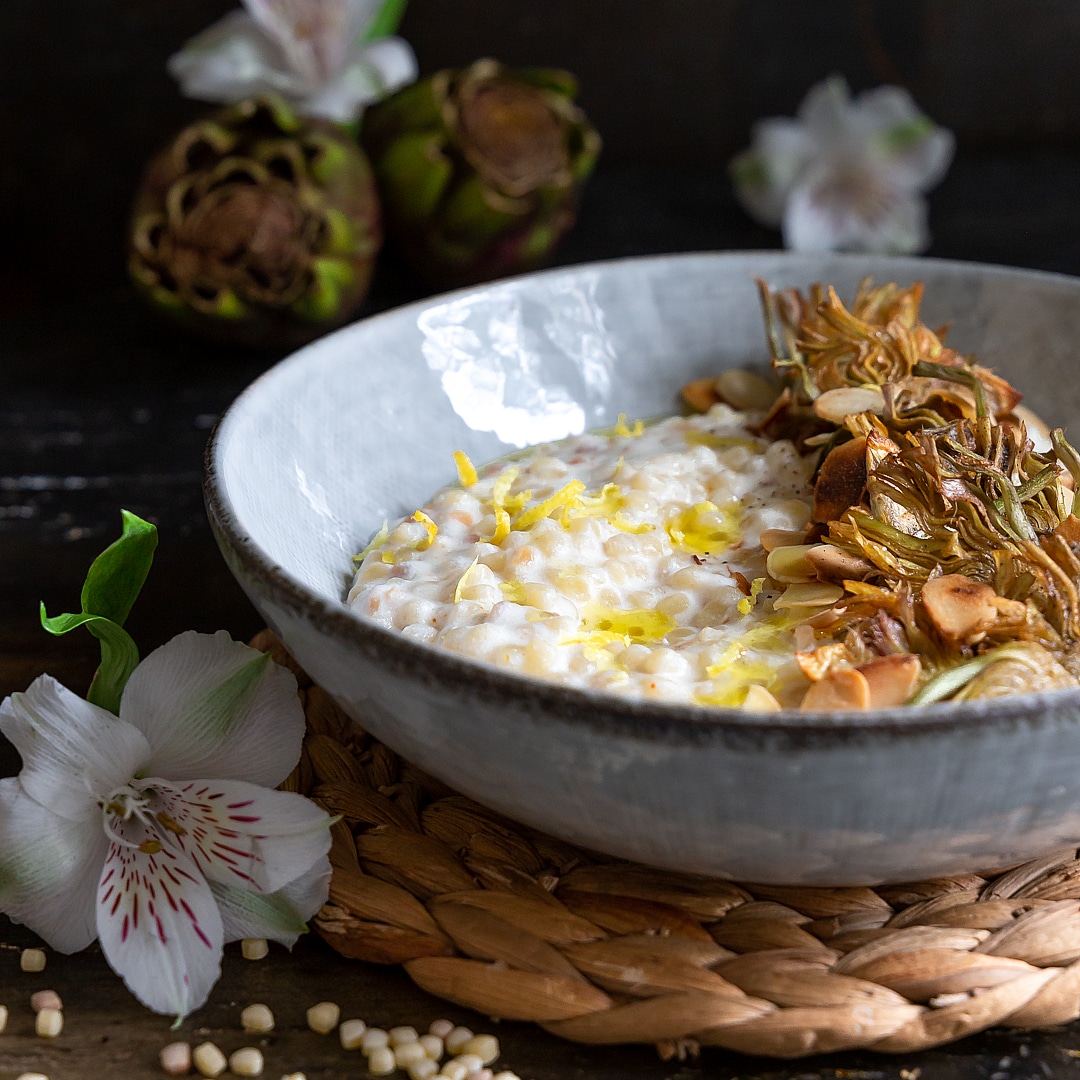 fregola-ricotta-bufala-carciofi-fritti-mandorle-limone-primo-vegetariano-facile-creativo-contemporaneo-food